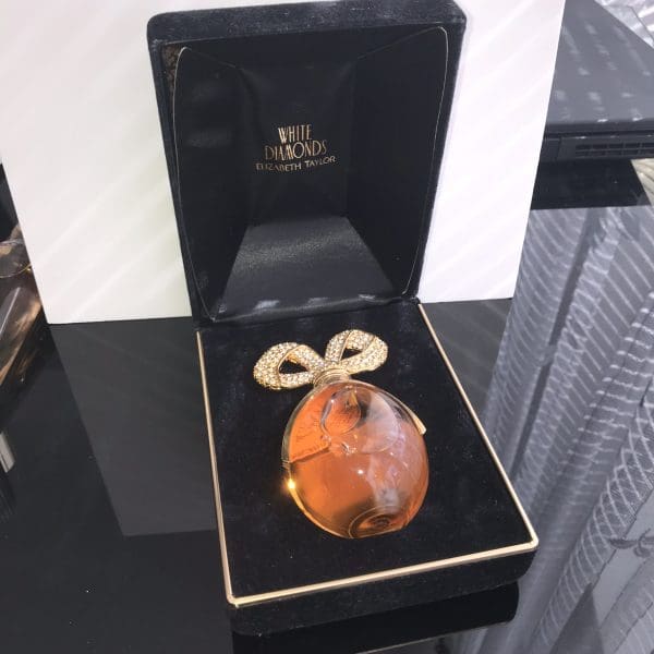 Rezervace: Elizabeth Taylor  White Diamonds  čistý parfém  30 ml - Obrázek 2