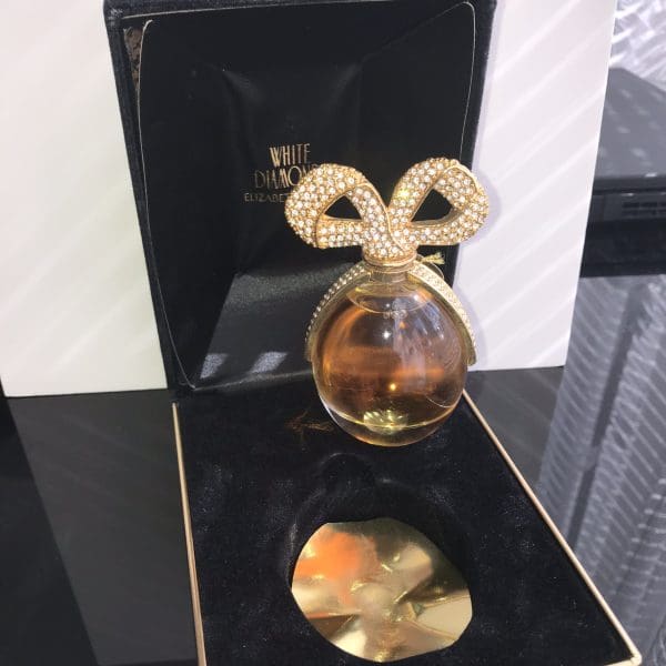 Rezervace: Elizabeth Taylor  White Diamonds  čistý parfém  30 ml - Obrázek 4