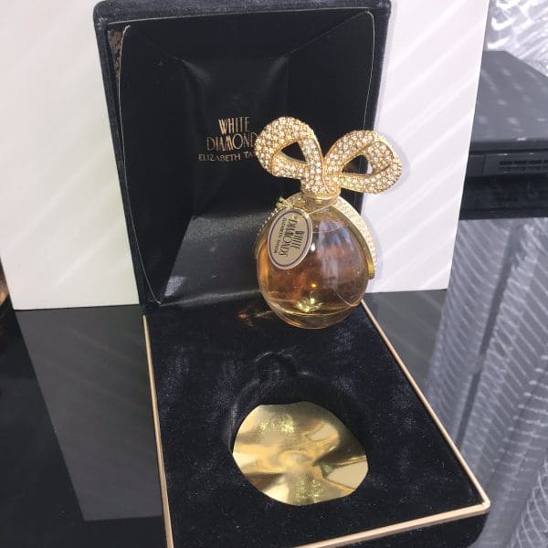 Rezervace: Elizabeth Taylor  White Diamonds  čistý parfém  30 ml