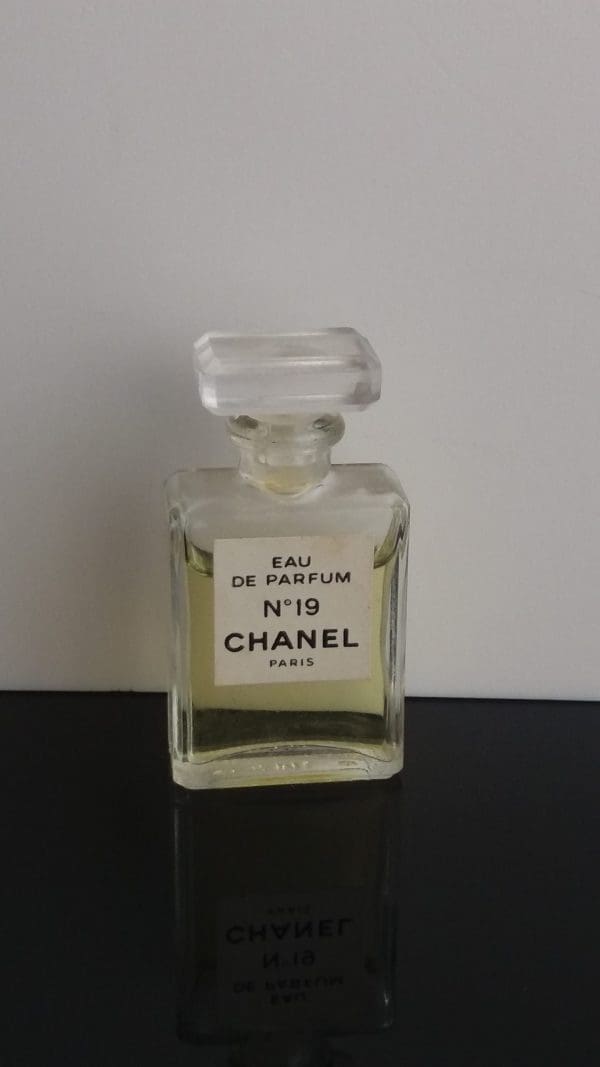 Chanel  No. 19  Eau de Parfum