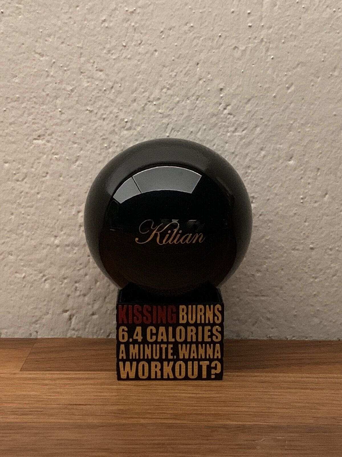 PRODÁNO: By Kilian Kissing Burns 6.4 Calories A Minute. Wanna Workout? Eau de Parfum 100 ml LUXUS