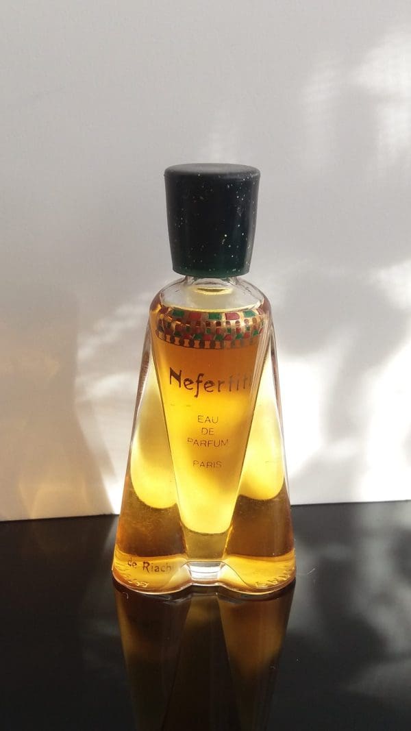 Riachi  Nefertiti