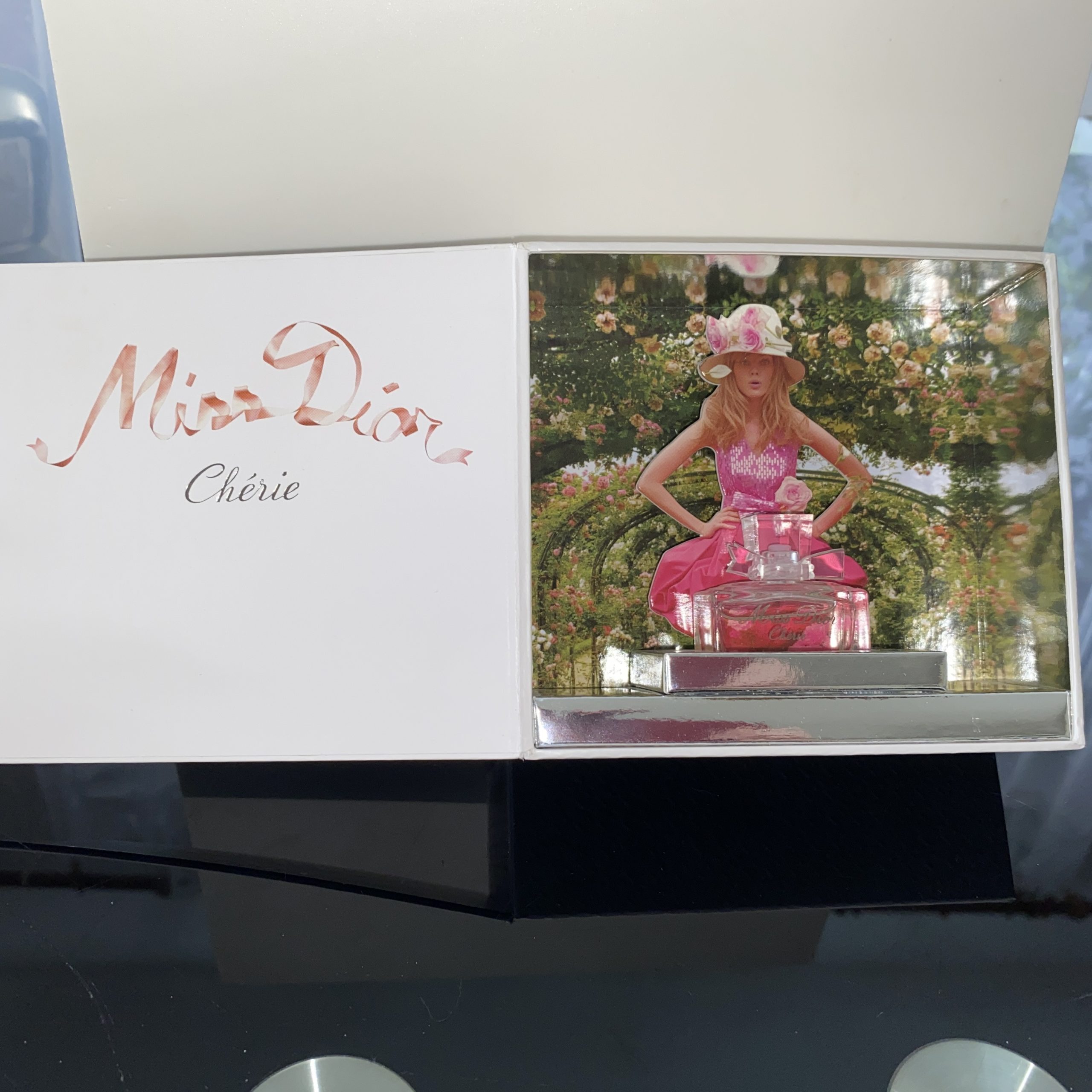 Christian Dior Miss Dior Chérie Eau De Toilette (2010) 5 ml - Obrázek 10